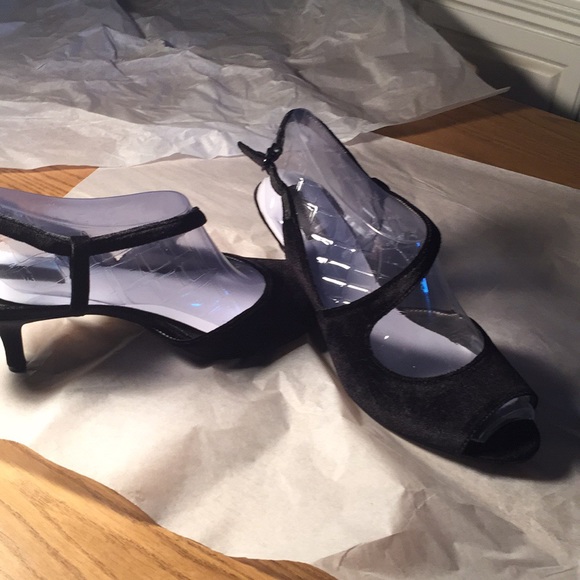 Bandolino Nossa peep toe velvet formal shoe. - Picture 6 of 8